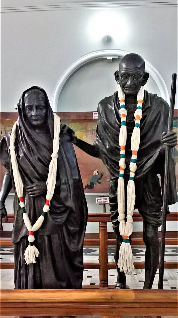 gandhi and wife sculpture